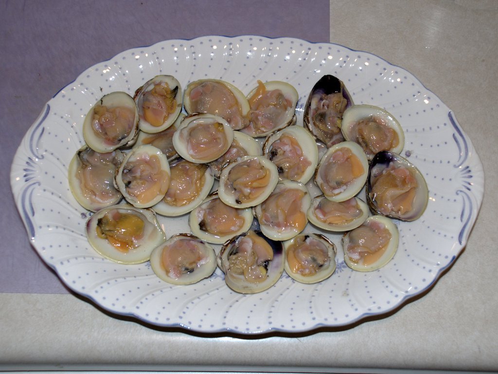 Raw clams (the first course)