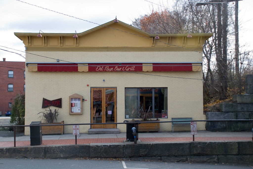 Del Raye Bar & Grill