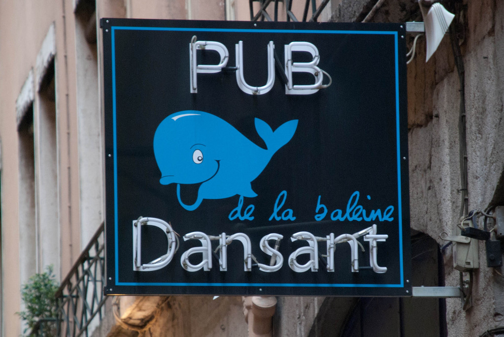 Pub de la baleine dansant