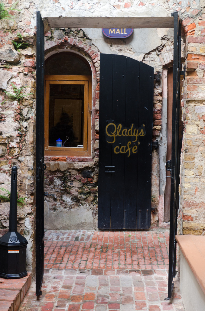Gladys' Cafe'