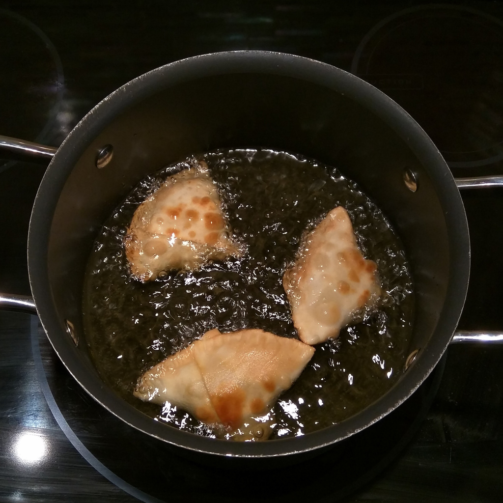 Samosas in the pot